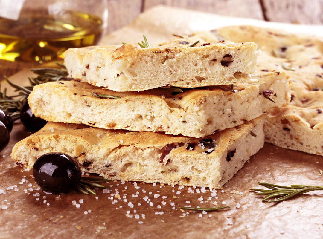 Хлеб с розмарином и оливками